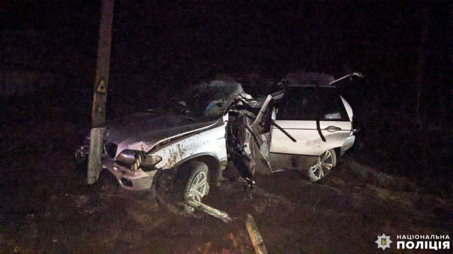 ДТП на Сарненщині: водій влетів кросовером в електроопору і загинув, пасажирів госпіталізували
