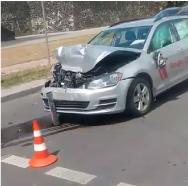 ДТП на Шухевича: одну з автівок від удару відкинуло на велодоріжку