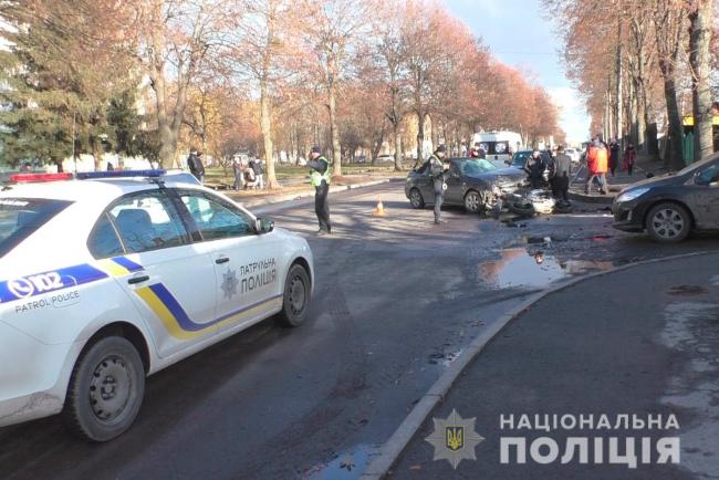 ДТП на Уласа Самчука: постраждали мотоцикліст і неповнолітній пасажир (оновлено, відео)
