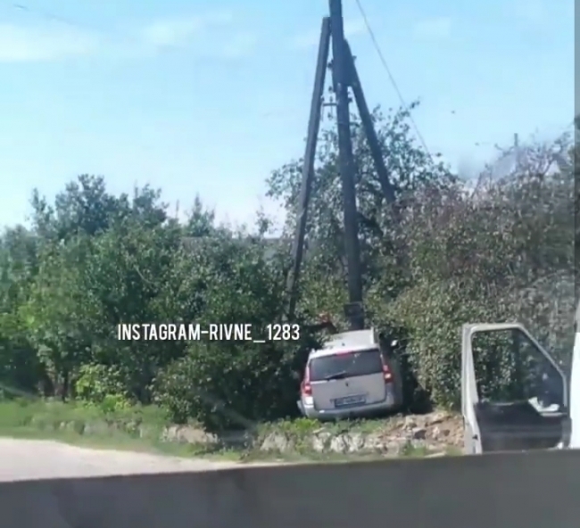 ДТП у Тучині: легковик злетів з траси і вдарився в електроопору (ВІДЕО)