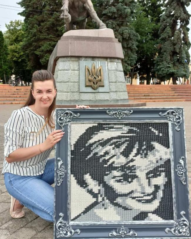 Дубенчанка продає портрет принцеси Діани, який зробила з лози, за 10000