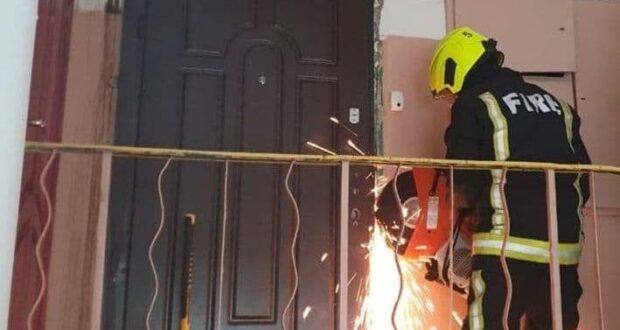 Дубенські рятувальники бензопилою відкривали квартиру, де була закрита дитина