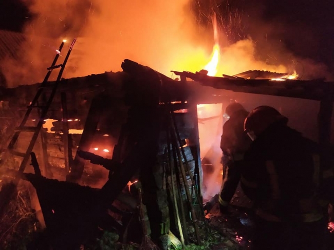  Дубровицьким рятувальникам знадобилося менше години на ліквідацію пожежі в житловому будинку  