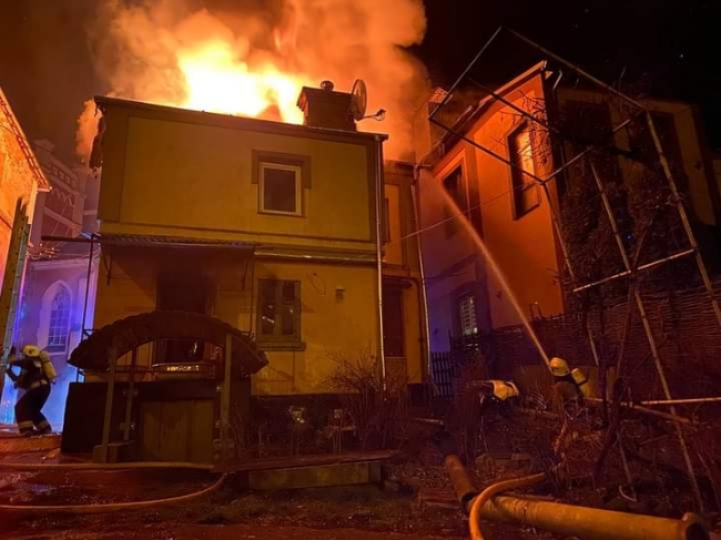 Двадцять рятувальників гасили двоповерховий будинок у Рівному, який несподівано загорівся 