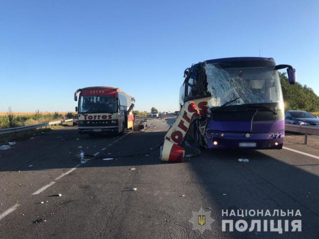 Двоє людей загинули під час зіткнення автобусів на трасі Київ – Одеса