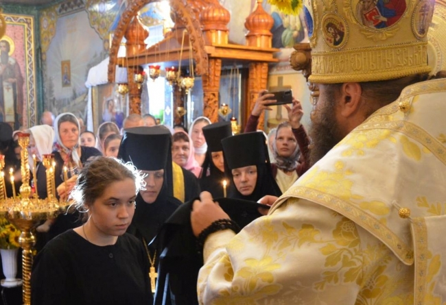 Єпископ Пимен одягнув дівчину у форму послушниці