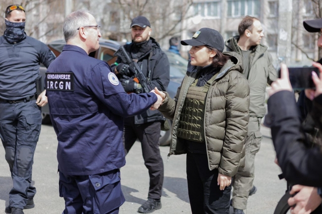 Французькі експерти прибули до України для допомоги у розслідуванні воєнних злочинів Росії