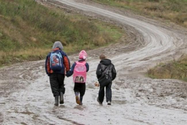 В Україні сотні дітей добираються до школи пішки, бо не хочуть чекати на шкільний автобус або і взагалі залишені без нього. Фото – з сайту Жіночий консорціум України