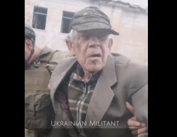 Голодний дідусь в українському фронтовому місті упав у багнюку й не міг піднятися (ВІДЕО)