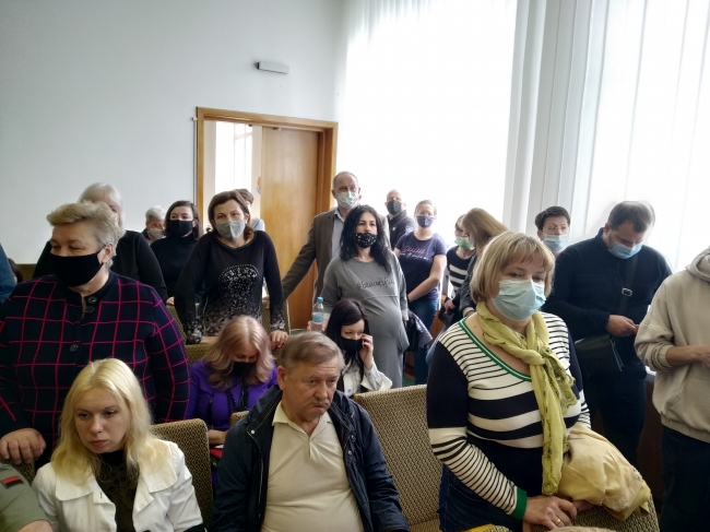 Обурені медики у залі обласної ради