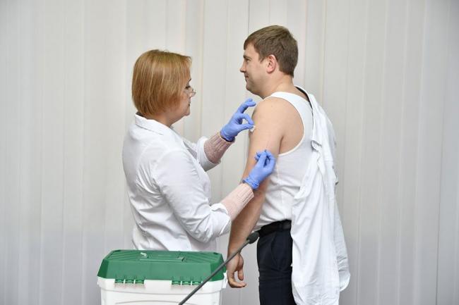 Голова Рівненської ОДА прийняв виклик, тому вакцинував себе і підопічних  (ФОТО)