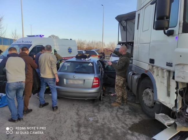 Гощанські рятувальники примчали на Київ-Чоп, бо там зіткнулись вантажівка і легковик