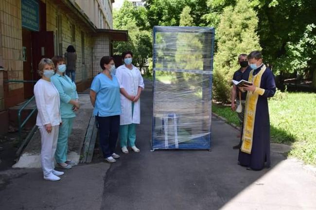 Інфекційному відділенню в Рівненській міській подарували дезінфікуючу кабінку
