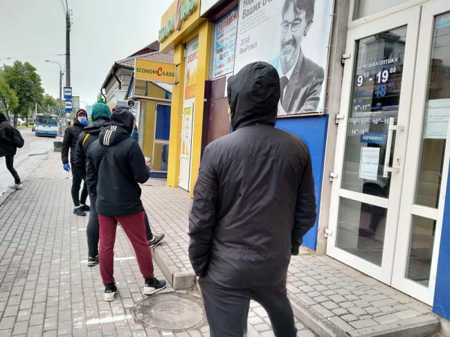 На погрозу закрити магазини вживаного одягу, якщо покупці не дотримуватимуться санітарних вимог, адміністрація «секонд-хендів» відреагувала — у день завозу товару біля входу вишиковується черга, але з дотриманням усіх вимог. За порядком стежать охоронці. 