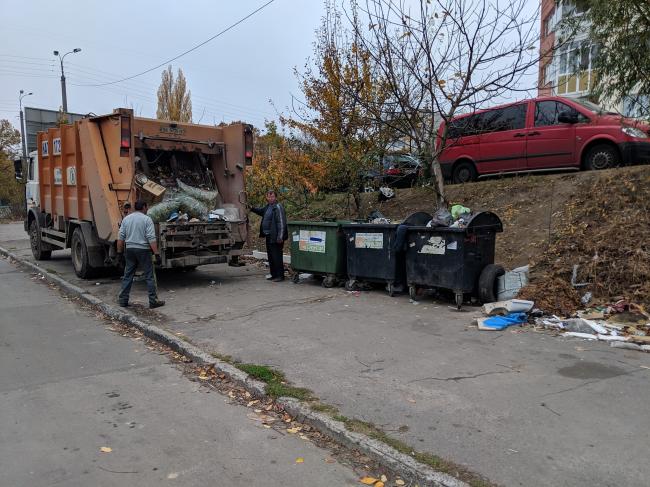 КАТП-1728 звинуватили в порушенні санітарних норм облаштування сміттєвих майданчиків (ФОТО)