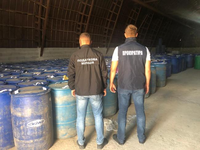На складах знайшли тонни спирту, тисячі пляшок коньяку та цигарки на понад 21 мільйон гривень