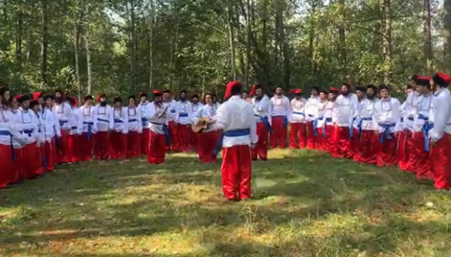 Хасиди одягнулись козаками і заспівали Гімн України на кордоні (відео)