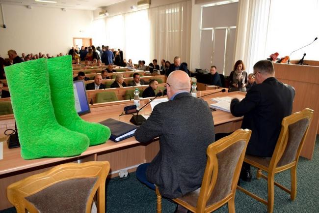 Хто з депутатів обласної ради зрадить своїх виборців і вдягне «зелені» кеди, стане відомо під час «бюджетної» сесії