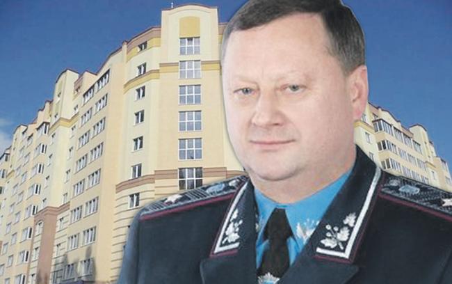 Генерал Василь Лазутко приватизує службову квартиру у цьому будинку