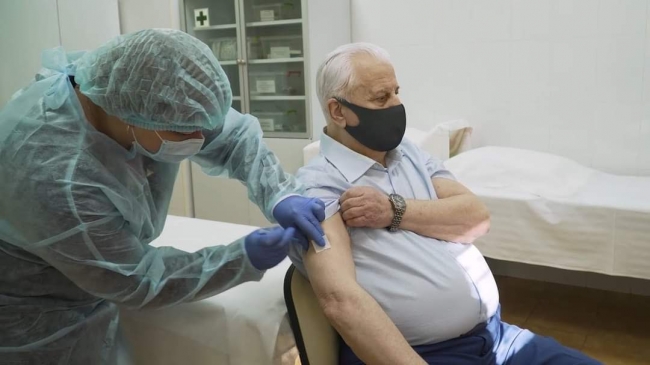 Колишній президент з Рівненщини вакцинувався від «ковіду» (ВІДЕО)