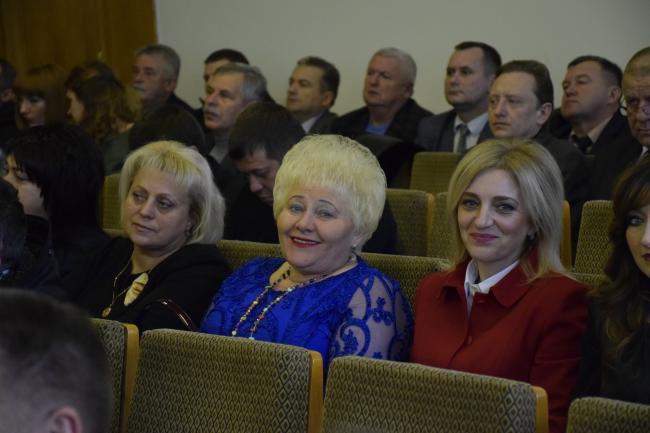 Дружина підприємця Володимира Фалка п. Ірина (в центрі) — знову директор