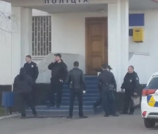 Костопільські поліцейські через куріння стали героями соцмереж (ВІДЕО)