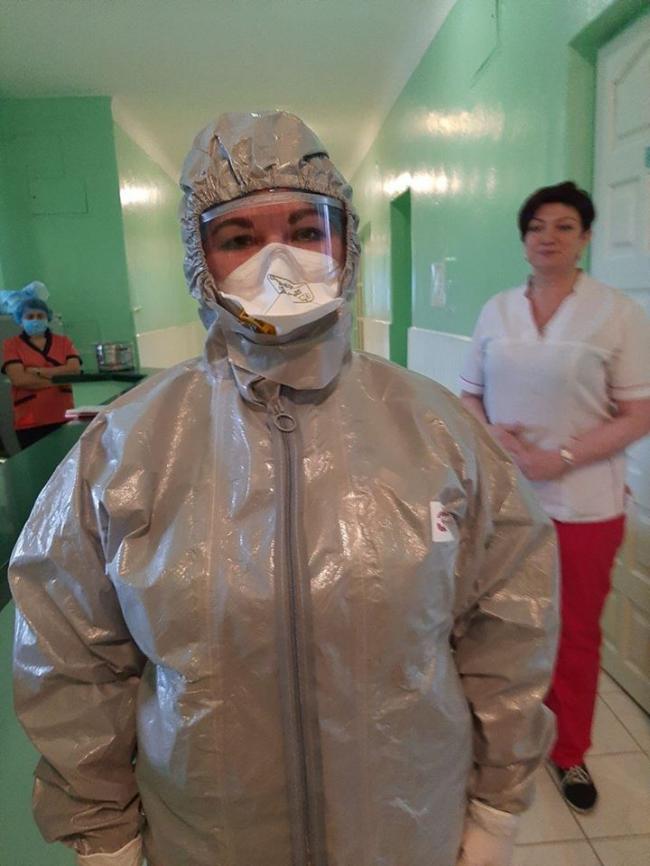 Кульчинська показала захисний костюм медиків інфекційного відділення