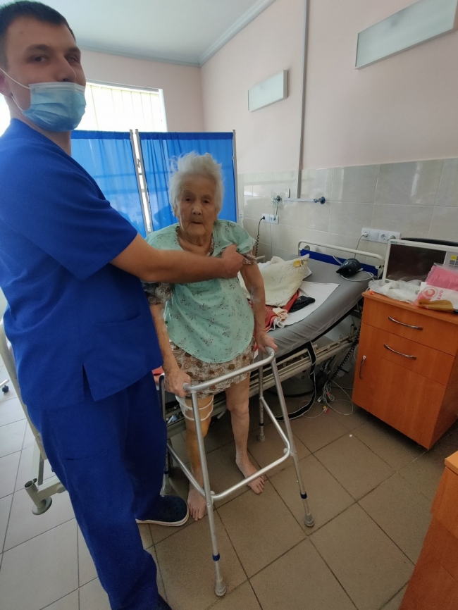 Лікарі за добу підняли на ноги 95-річну жінку з переломом стегна