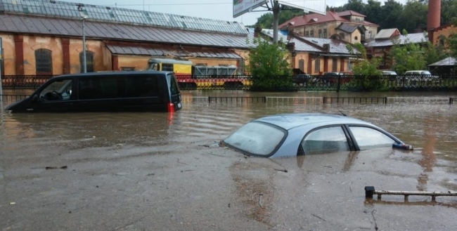 Львів затопило: через потужну зливу в місті пошкоджено понад 20 дахів (відео)