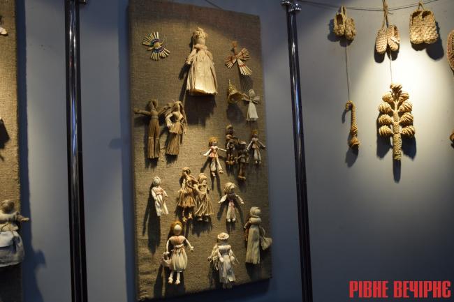 Ляльки, взуття та картини: у Рівному відкрили нову виставку 