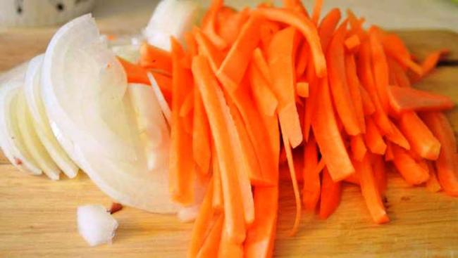 Любителям гострих відчуттів: пікантна морква до всього