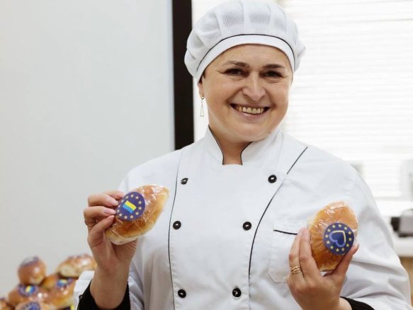 Макова компанія напекла кілька тисяч пиріжків з чеським маком