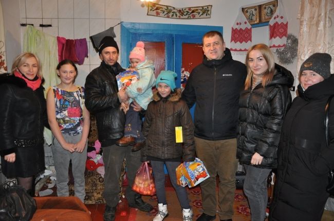 Малозабезпеченим сім’ям Дубровиччини вручили новорічні подарунки