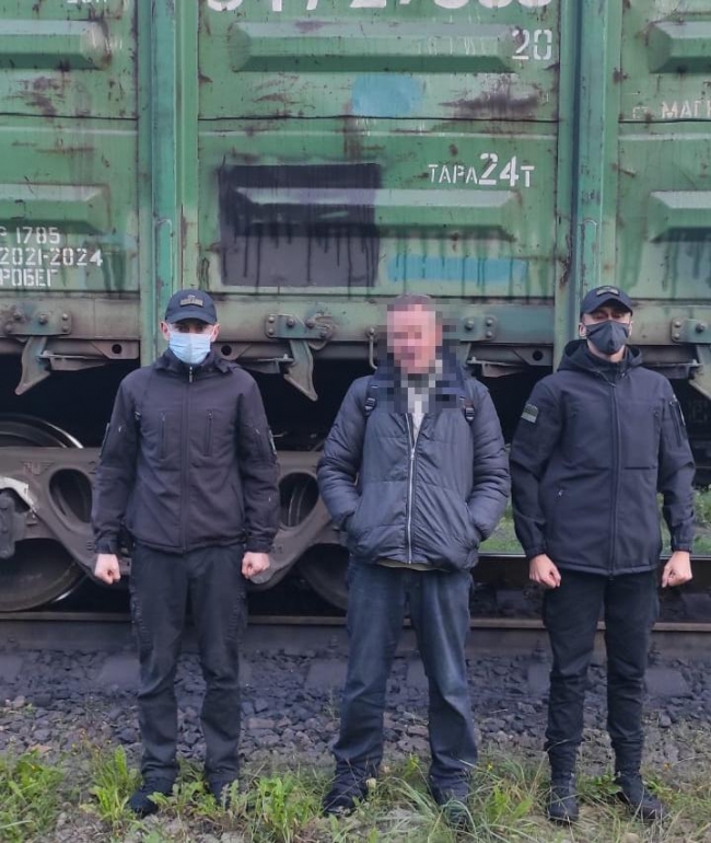 «Мандрівника»  з Рівненщини, який їхав за кордон вантажним потягом, затримали вартові кордону