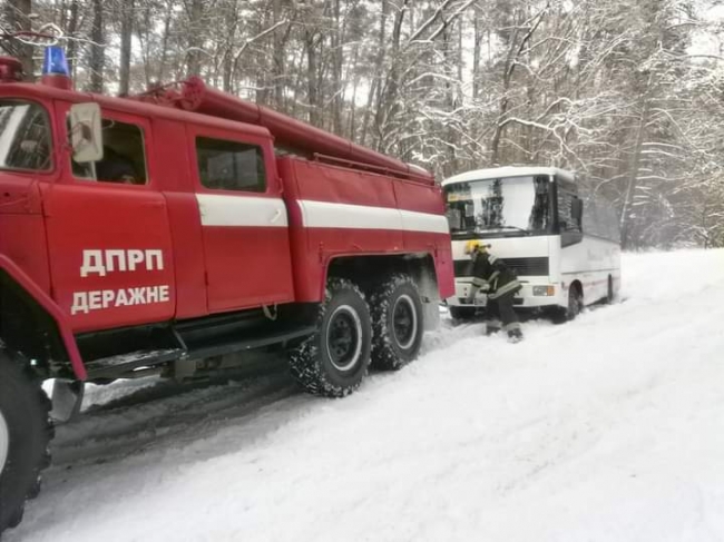 Маршрутка з пасажирами неподалік Рівного потрапила у сніговий полон