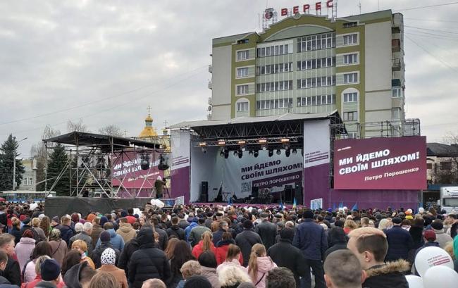 Майдан Незалежності заповнений людьми — чекають на Петра Порошенка