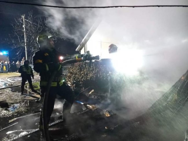 Майже опівночі у Володимирці згоріла будівля