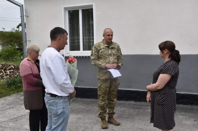 Медаль загиблого за Україну сина вручили на Гощанщині його мамі
