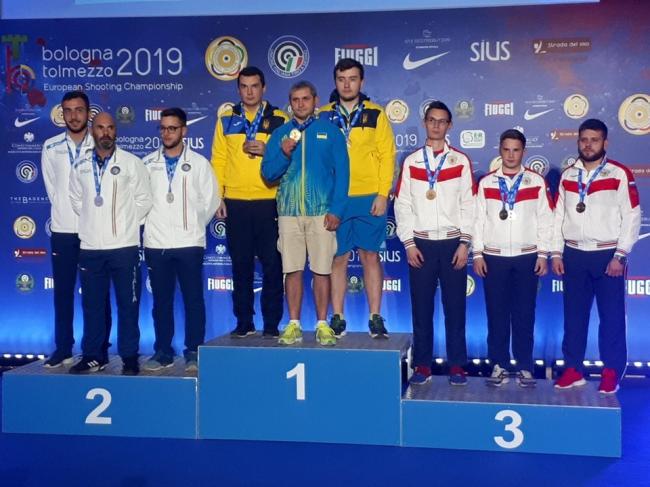Олег Омельчук (в центрі) з золотою медаллю