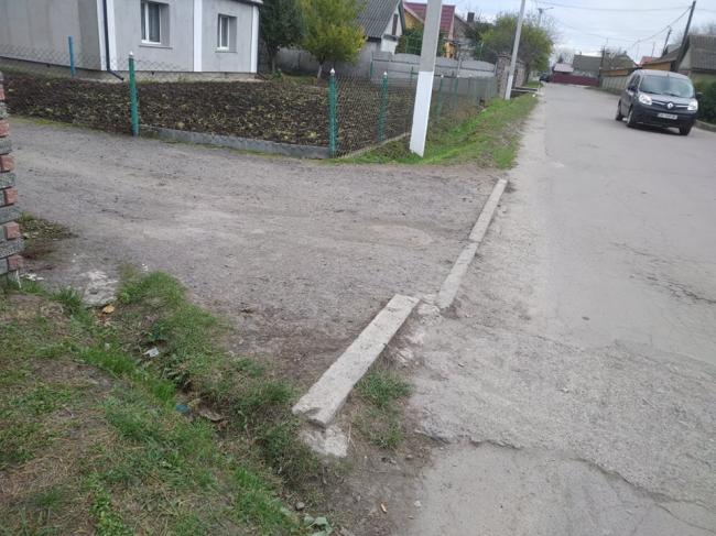 Мешканці вулиці у Квасилові зупинили трактор, який хотів розрити дорогу (ФОТО)