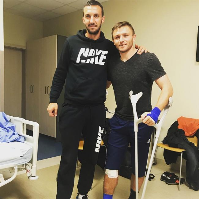 Футболіст В’ячеслав Шарпар прийшов провідати Михайла Сергійчука у лікарні в Ризі