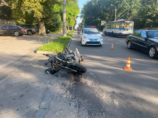 Мікроавтобус в Рівному зіткнувся з мотоциклом (ФОТО)