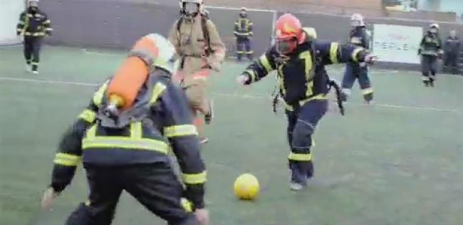 Міні-футбол у бойовому спорядженні: так тренуються рівненські рятувальники (відео)