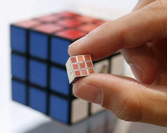 Міні-кубик Рубика створили в Японії