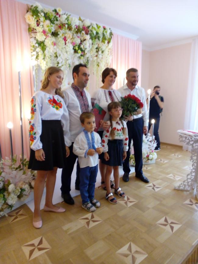 Міністр Петренко вітав в Костополі подружню пару з 10-літтям шлюбу 