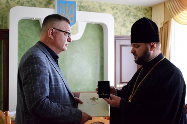 Митрополит Епіфаній нагородив чиновника з Рівненщини орденом