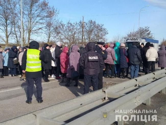 Майже 200 мітингувальників перекрили трасу «Київ-Чоп» (ФОТО, оновлено)