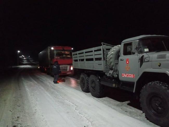 На Рівненщині через ожеледицю застрягли шість вантажівок