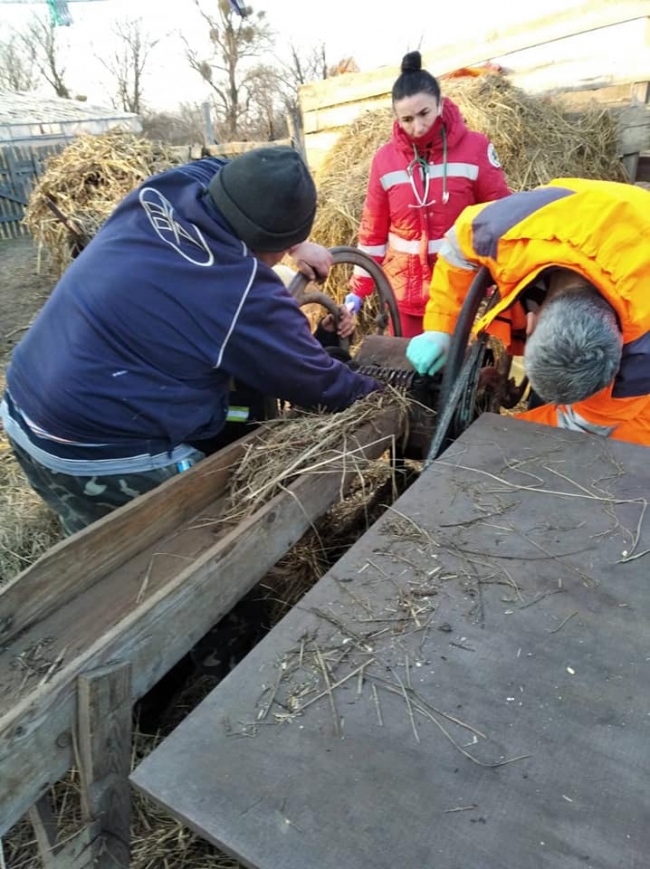 На Березнівщині із соломорізки діставали руку чоловіка