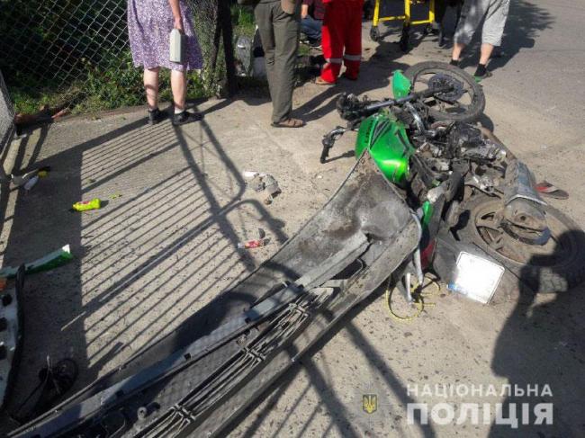 На Березнівщині мотоцикл на швидкості врізався у мікроавтобус (ФОТО)